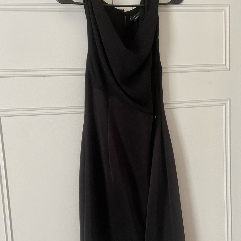 dress it has a zipper in the front which gives you the option for a split